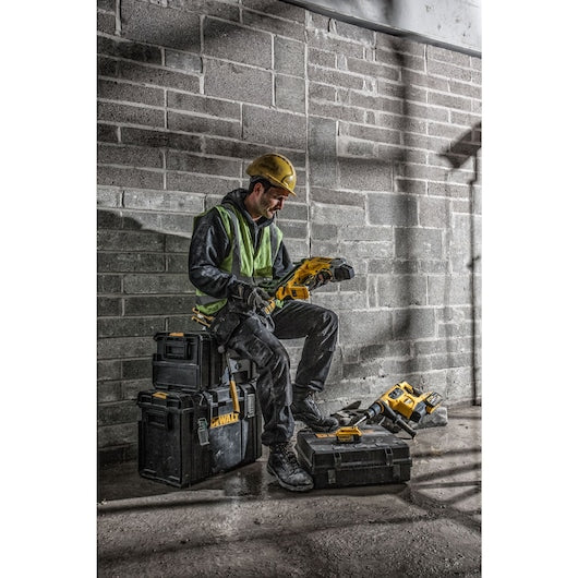 DeWalt DCN890P2 -QW Brushless Cordless Concrete Nailer, 2x 5Ah Battery, Kit Set