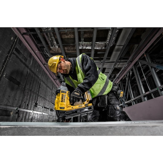 DeWalt DCN890P2 -QW Brushless Cordless Concrete Nailer, 2x 5Ah Battery, Kit Set