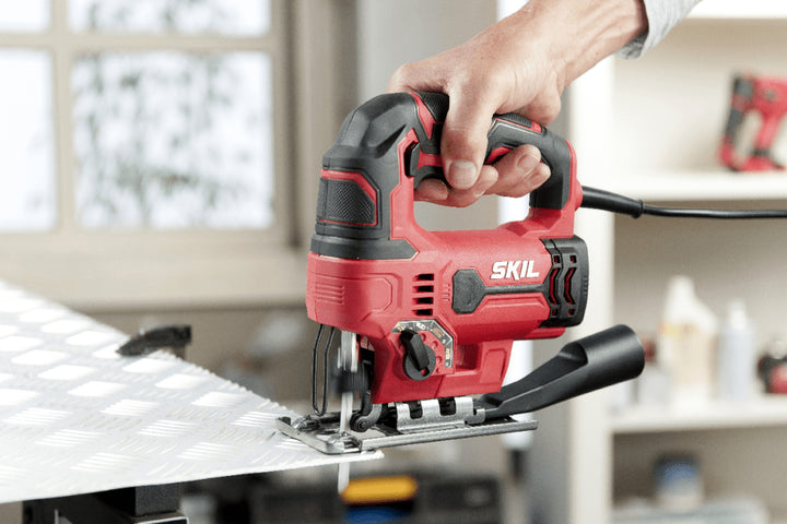 Scie Alternative SKIL 4530 AA - 550W - Vitesse Variable 0-3000 C/min - Capacité Bois 75 Mm - Avec Adaptateur Aspiration