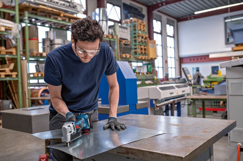 Bosch GSC 18V-16 E Brushless Cordless Metal Shear, up to 700W power (Bare Tool Only)