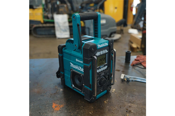 Makita DMR300 Cordless Bluetooth Job Site Charger Radio AM/FM 89mm x2 12Vmax CXT™/18V LXT® Li-Ion/AC (Bare Tool)